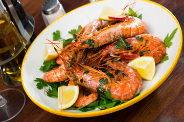 Grilled shrimps with lemon