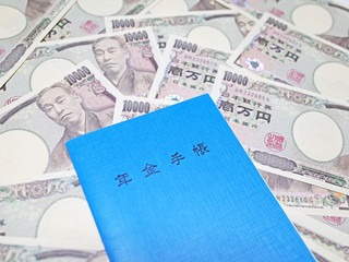 年金手帳とお金（一万円札）