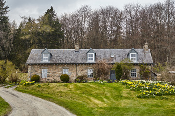 Fototapeta na wymiar Casas típicas de Escocia. Típicas de piedras rodeadas por bosques, jardines y arboledas