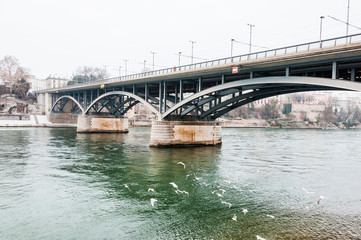 Obraz premium Basel, Wettsteinbrücke, Rhein, Rheinufer, Grossbasel, Kleinbasel, Winter, Schweiz