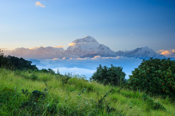 Daulaghiri Gebirgszug bei Sonnenuntergang