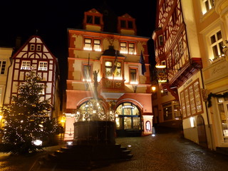Fototapeta premium Marktplatz mit Rathaus im Weihnachtslicht in Bernkastel-Kues / Mosel