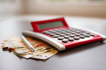 Konzept für innovative Buchhaltung und Finanzen mit Taschenrechner und Geldscheinen