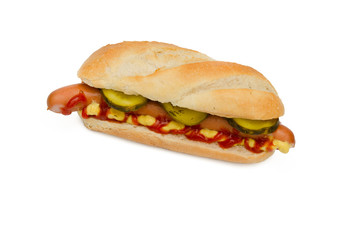 Hot Dog mit Senf un Ketchup belegt mit saure Gurken
