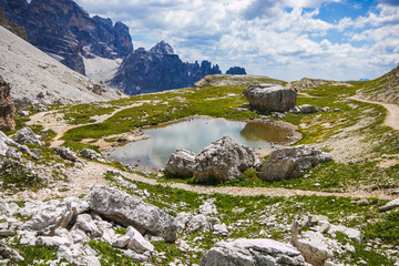 Piccola pozzanghera nelle dolomiti dell'Alto Adige
