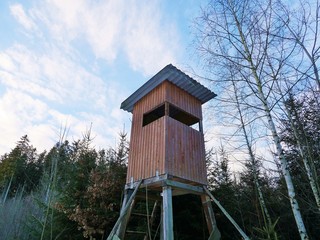Jägerstand im Wald
