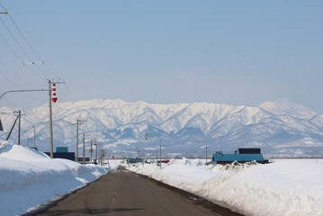 冬の道と雪山　北海道