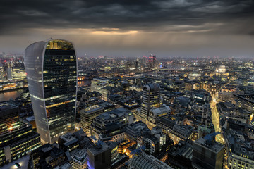 Die beleuchtete Skyline von London am Abend: von der City über St. Pauls bis nach Westminster 