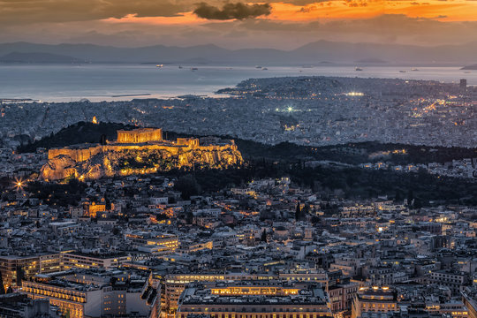 Blick über Athen, Griechenland, bei Sonnenuntergang mit der Akropolis und zahlreichen Sehenswürdigkeiten