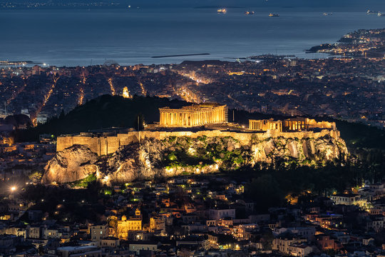 Blick auf den Parthenon Tempel der Akropolis von Athen, Griechenland, am Abend