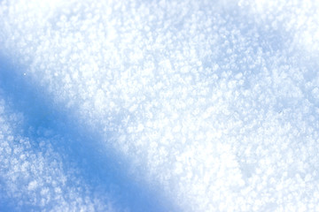 белый снег с голубыми тенями