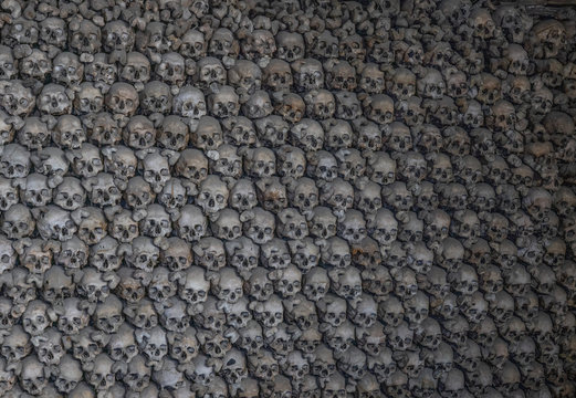 Ein Wand voller Menschlichen Totenkopfs