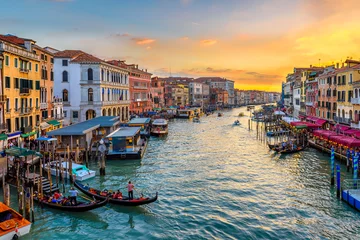 Fototapete Canal Grande mit Gondeln in Venedig, Italien. Blick auf den Sonnenuntergang von Venedig Canal Grande. Architektur und Wahrzeichen von Venedig. Postkarte von Venedig © Ekaterina Belova