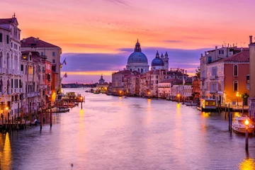Foto op Plexiglas Gondels Canal Grande met Basilica di Santa Maria della Salute in Venetië, Italië. Zonsopgangmening van het Canal Grande van Venetië. Architectuur en bezienswaardigheden van Venetië. Venetië ansichtkaart
