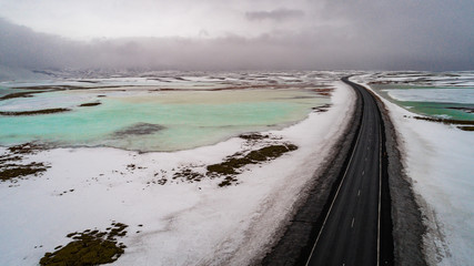 Luftbild einer Straße in Island im Winter