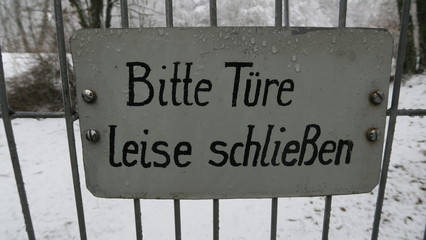 Bitte Tür leise schließen