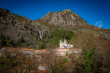 Igreja e cascata na montanha