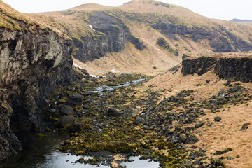Canyon mit Fluss im Nationalpark Þingvellir, Island