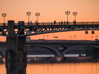 Vue sur le Pont saint Pierre lors du coucher de soleil à Toulouse sur la Garonne	