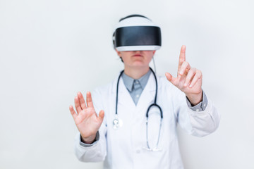 Doktor in Virtuell Reality mit VR Brille navigiert mit Händen