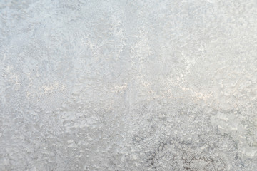 Obraz premium The background or texture of the hoar or rime on the window glass in the cold winter weather
