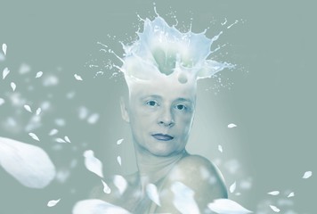 Frauenkopf ohne Haare mit sprizender Milch auf dem Kopf und weißen Rosenblättern vor  blassblauem Hintergrund