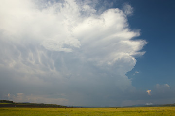 Obraz premium Structure thundercloud with a strong upflow.