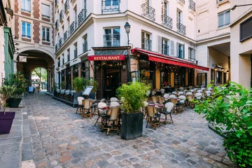 Poster Gezellige straat in de buurt van Boulevard San-German met tafels van café in Parijs, Frankrijk. Architectuur en oriëntatiepunt van Parijs. stadsbeeld van Parijs © Ekaterina Belova
