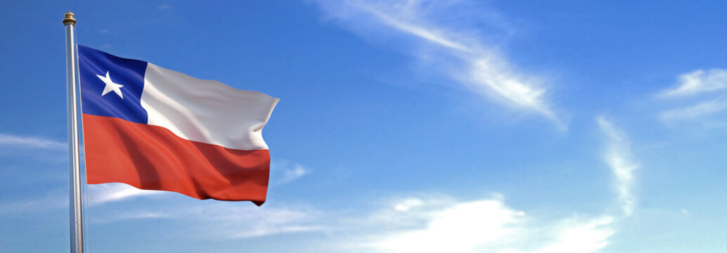 Bandera de Chile subida ondeando al viento con cielo de fondo