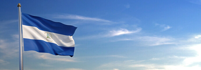 Bandera de Nicaragua subida ondeando al viento con cielo de fondo - obrazy, fototapety, plakaty