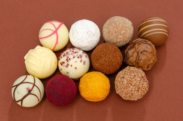 Schokopralinen verschiedene Sorten Draufsicht