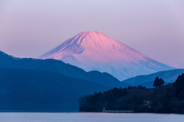 Fototapeta premium 箱根芦ノ湖から夜明けの紅富士