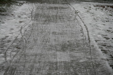 rutschiger und matschiger Geh- und Radweg