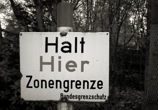 Warnschild an der ehemaligen innerdeutschen Grenze mit der Aufschrift "Halt hier Zonengrenze"