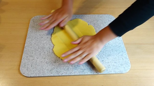 Flatten the dough with the rolling pin 2　クッキーの生地を伸ばす2