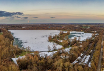 Schneelandschaft - weiß bedeckter Feringasee in Bayern
