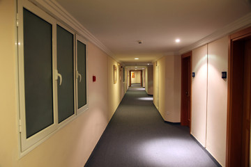 Obraz premium A long hotel corridor