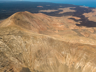 Vista aerea di Timanfaya, parco nazionale, vista panoramica di vulcani, montagne, vigneti, terreno, natura selvaggia, Lanzarote, Isole Canarie, Spagna