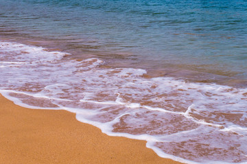 Leichte Wellen am Sandstrand - Maitland Bay