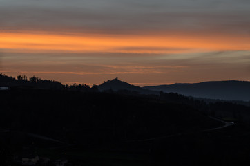 Paisaje de un atardecer monta&ntilde;oso