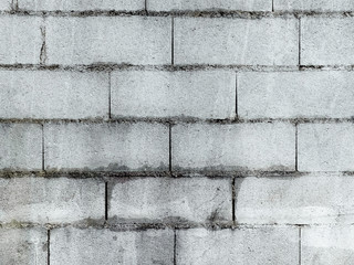 mur en béton avec briques grises apparentes