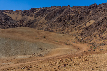 Karge Kraterlandschaft unter blauem Himmel