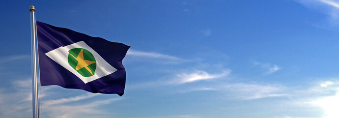 Bandeira do Mato Grosso subir acenando para o vento com o céu ao fundo