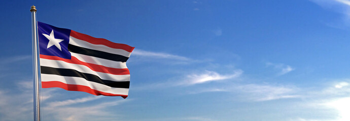 Bandeira do Maranhão subir acenando para o vento com o céu ao fundo