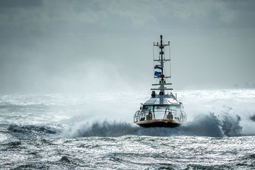 Obraz premium Pilot boat in Storm