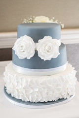 Obraz na płótnie Canvas Wedding cake with white rose icing decoration