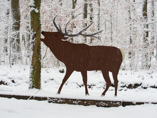 Hirsch aus Metall im Winterwald