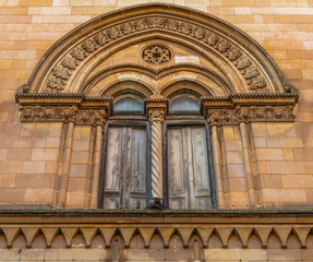 Obraz premium Facade of the old building with decorations in Ortigia island near Syracuse, Sicily, Italy