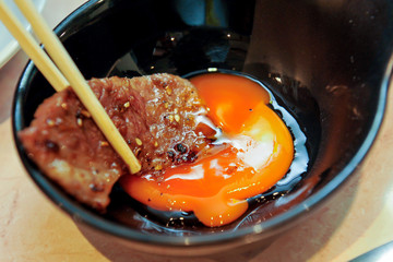 焼いた肉と卵