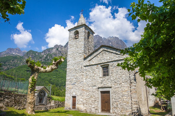 Fototapeta na wymiar Sentiero del Tracciolino (Valchiavenna, Sondrio, Lombardia)